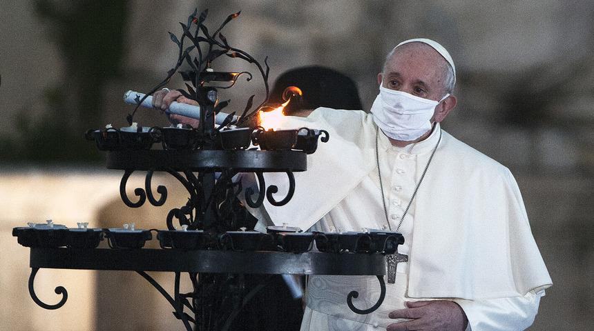 Papa Francis ilk kez maske ile g&ouml;r&uuml;nt&uuml;lendi