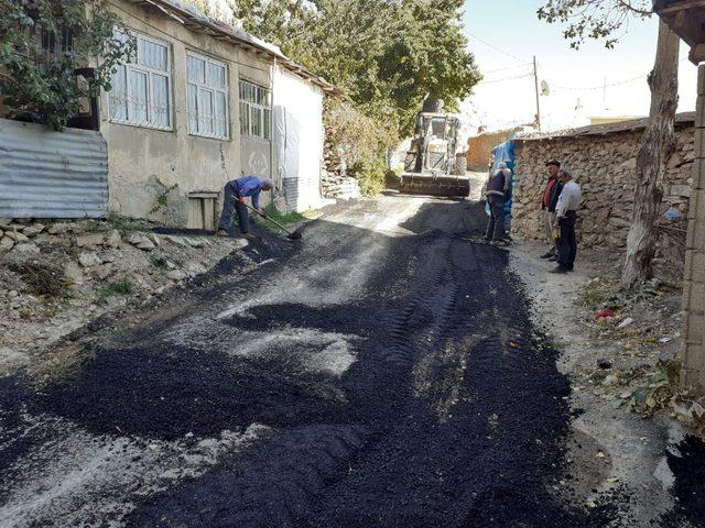 Hakkari’de asfalt yama çalışmaları sürüyor