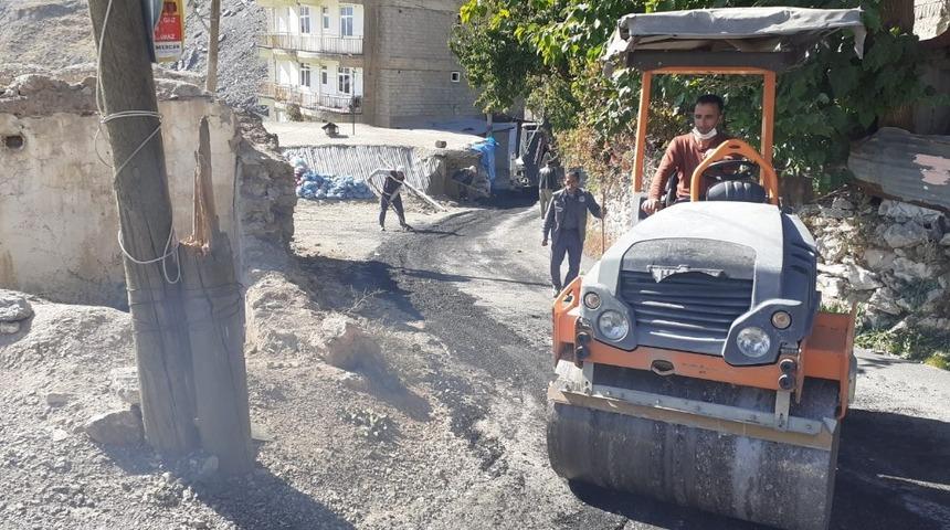 Hakkari&rsquo;de asfalt yama &ccedil;alışmaları s&uuml;r&uuml;yor