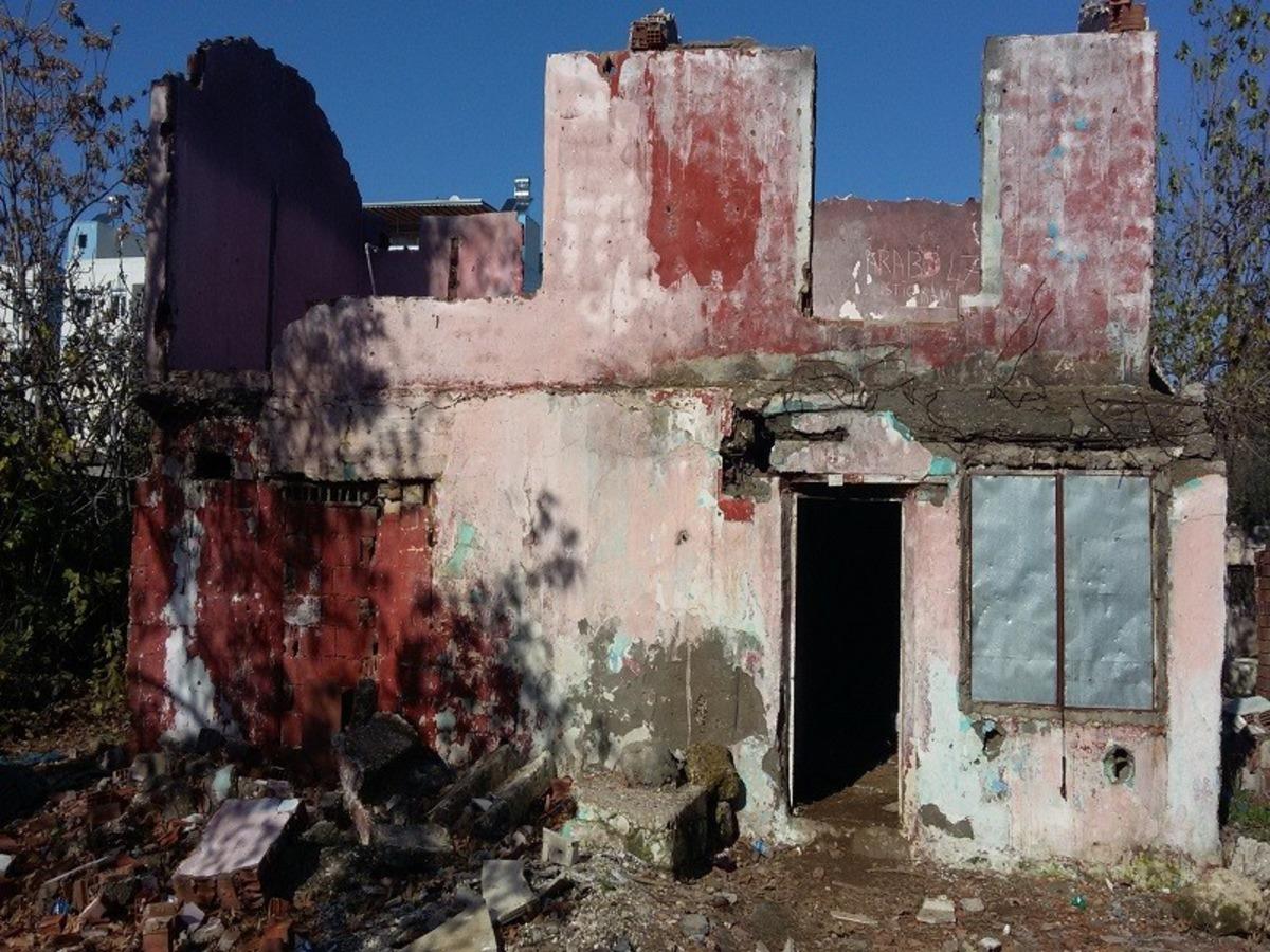 Antalya&rsquo;da 2 metruk bina yıkıldı