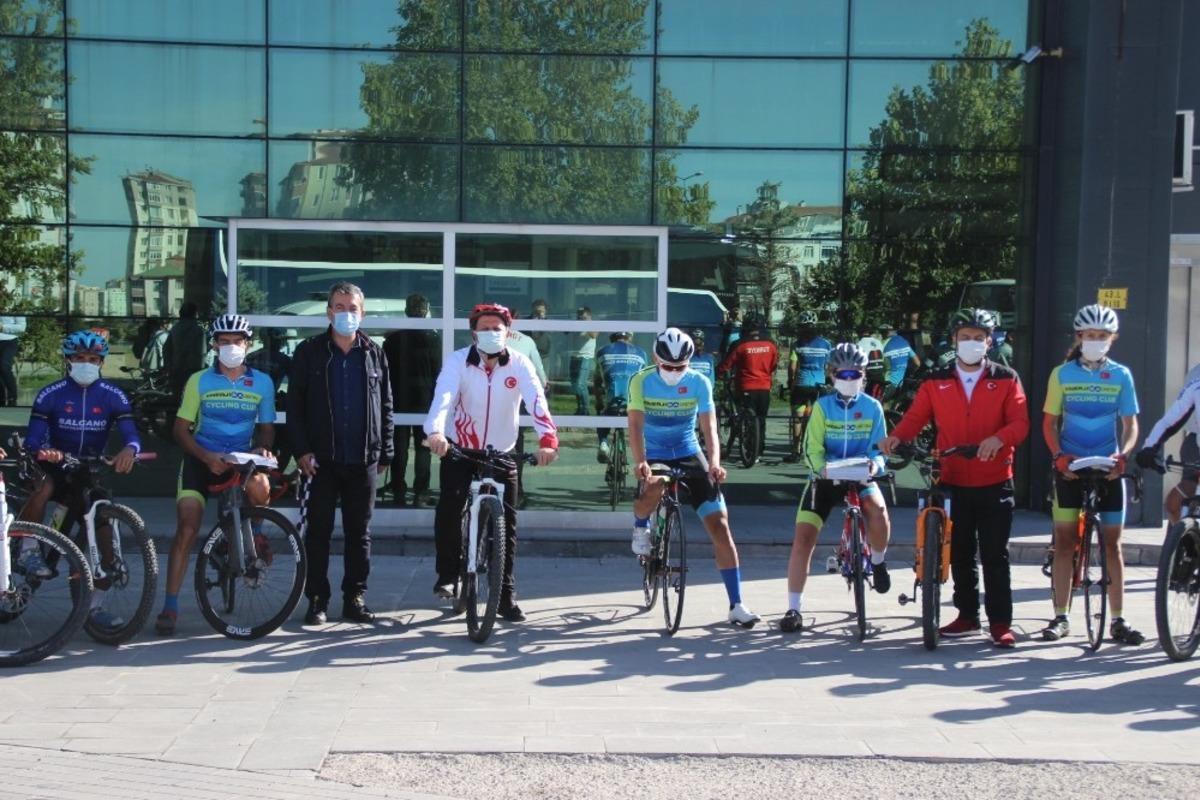 Doğa i&ccedil;in pedallıyorlar