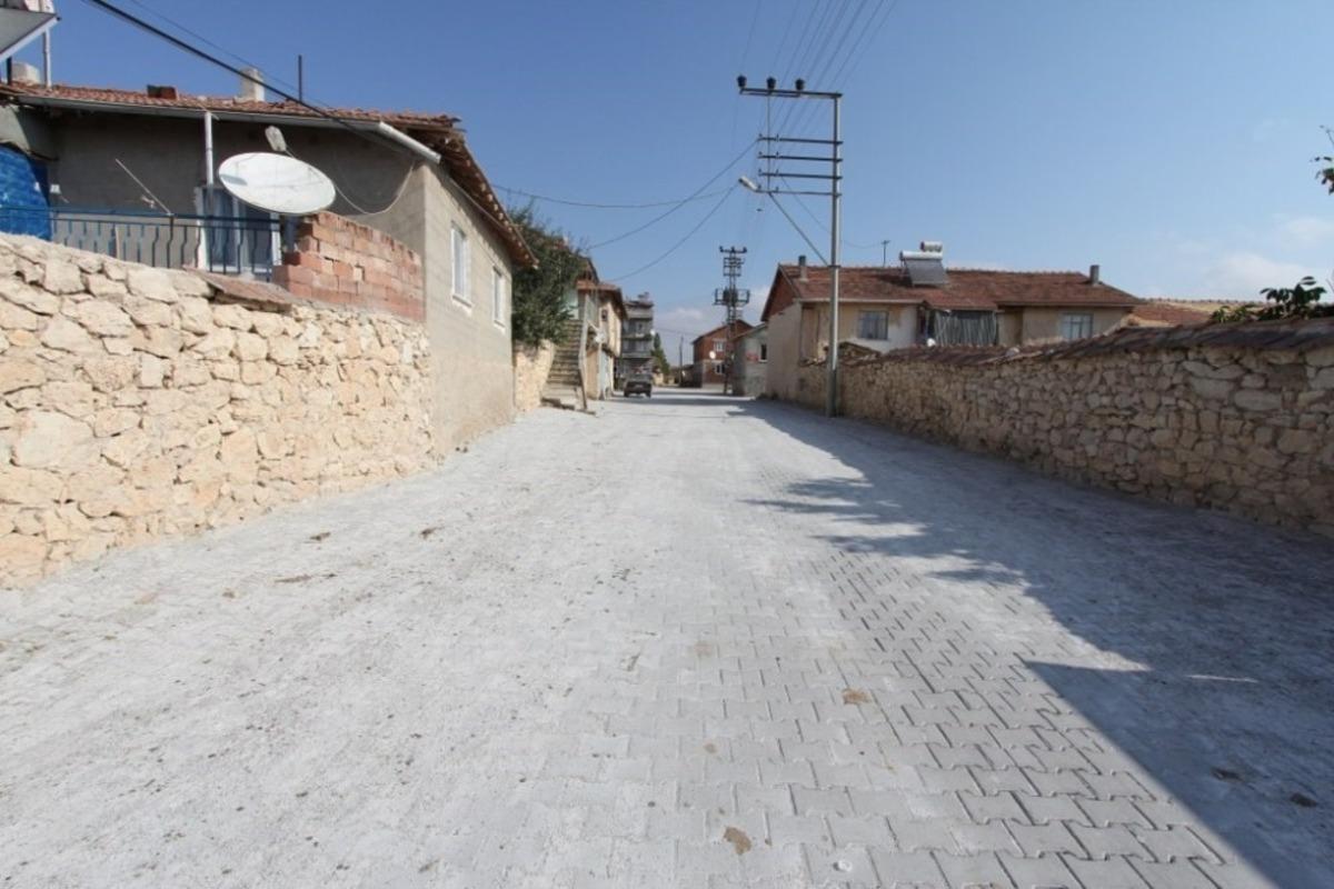 K&uuml;tahya&rsquo;nın 181 k&ouml;y&uuml;ne 195 bin 87 metrekare kilit taşı d&ouml;şendi