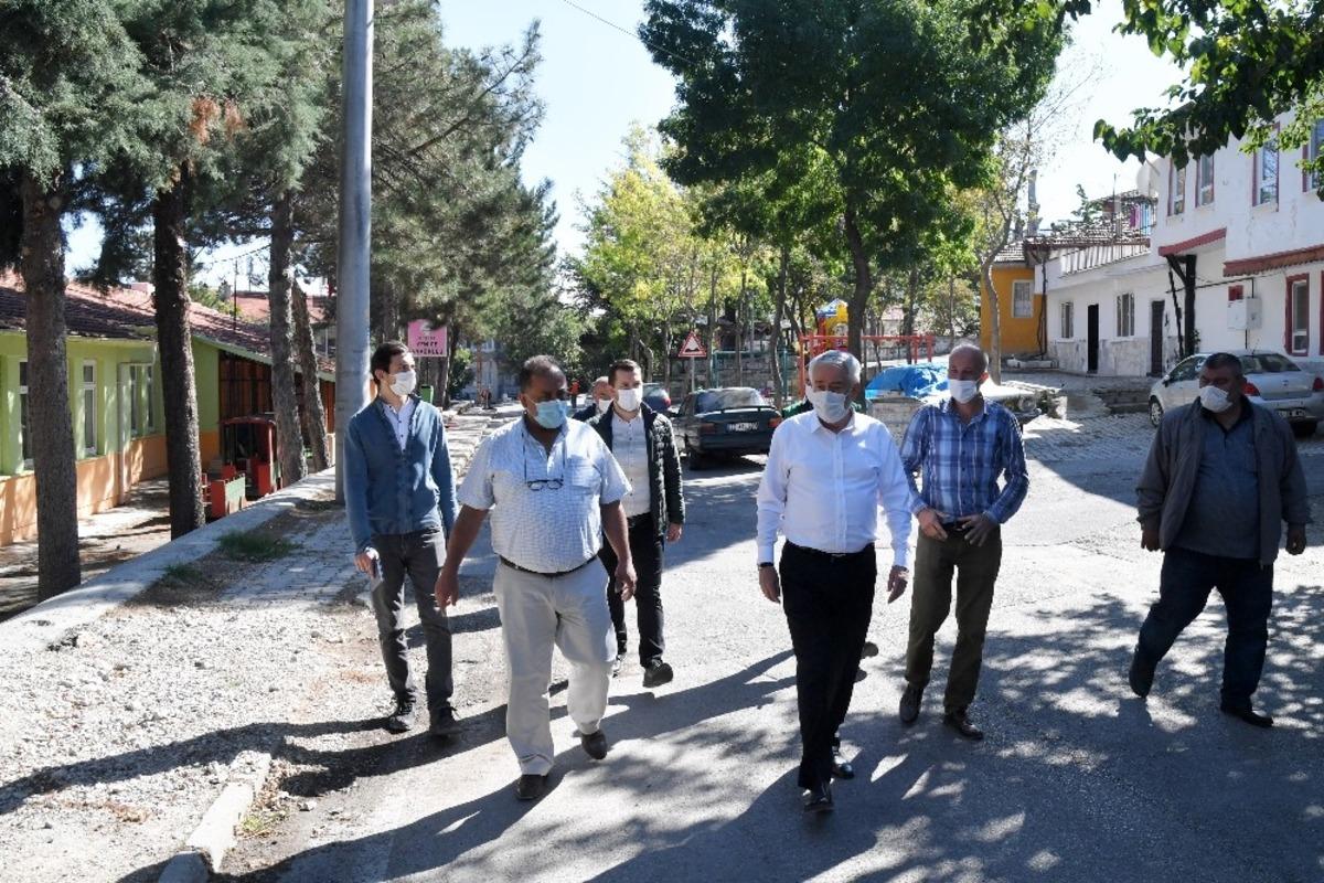 Isparta&rsquo;da muhtarın sokak yenileme talebini, belediye yerine getirdi