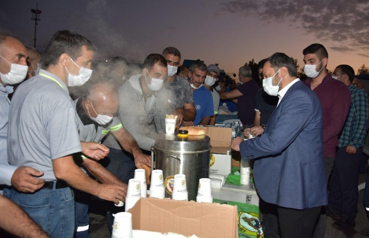 Başkan Kocaispir g&uuml;n doğmadan iş&ccedil;ilerle buluştu