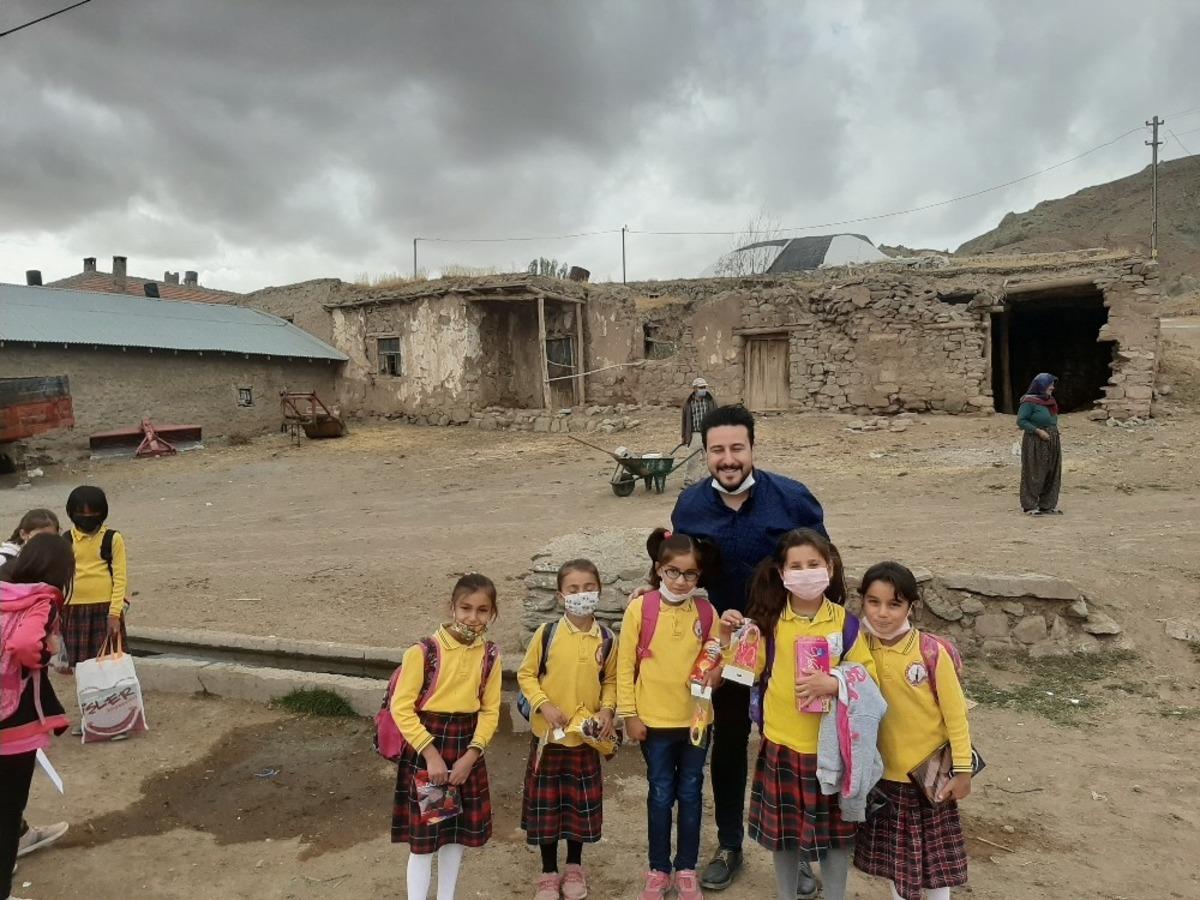 Şair &Ouml;zdemir, Şarkışla Samankaya K&ouml;y&uuml;&rsquo;nde iyiliği paylaştı