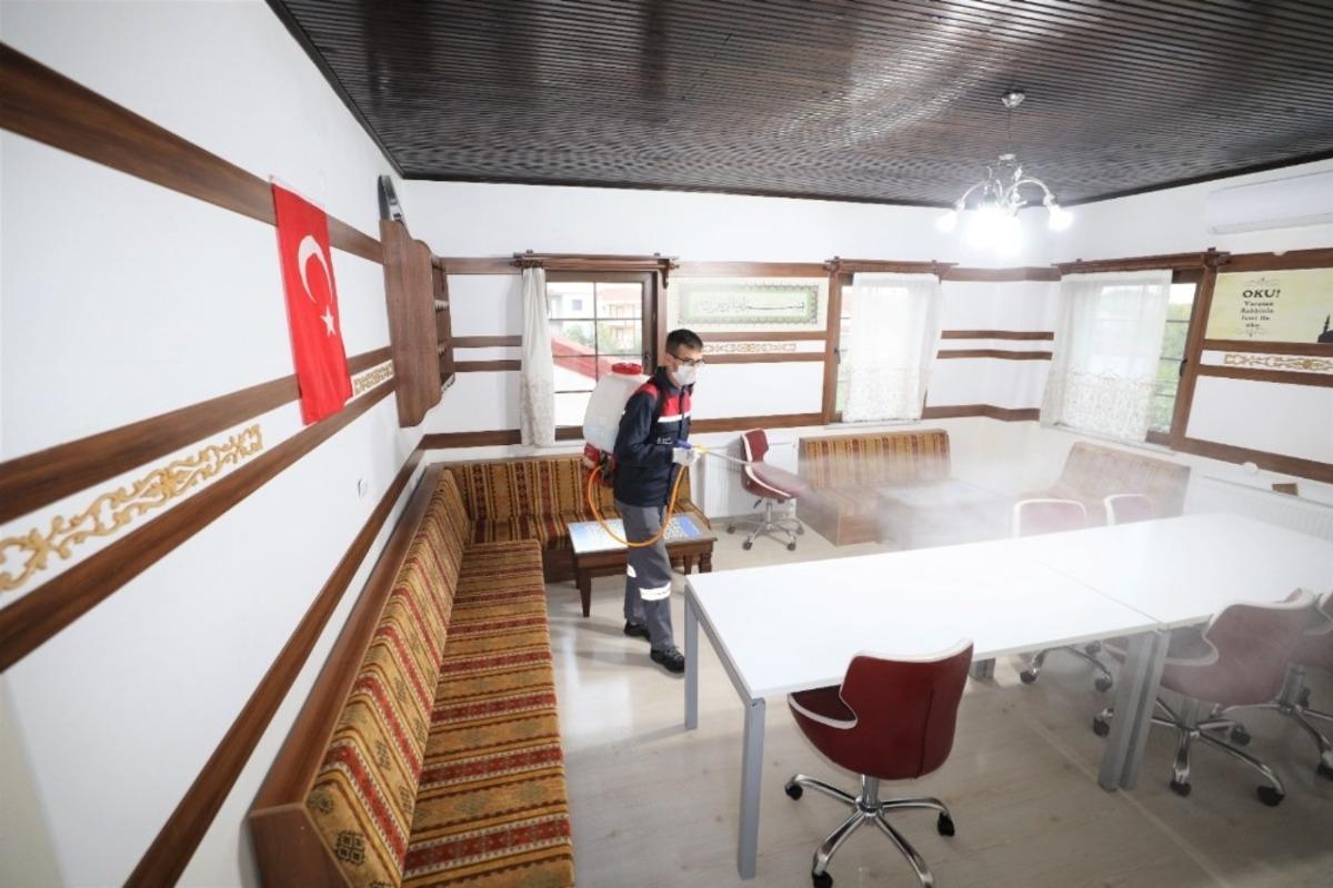 Başiskele&rsquo;de dezenfekte &ccedil;alışmaları s&uuml;r&uuml;yor