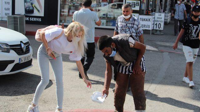 Döviz bürosu gibi dilenci! Markette paraları sayarken yakalandı