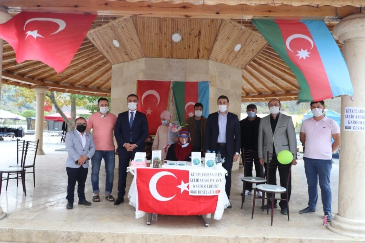 Kitabının gelirini Azerbaycan&rsquo;a bağışladı