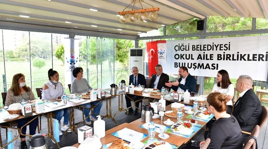 Başkan G&uuml;mr&uuml;k&ccedil;&uuml;, okul aile birliği başkanlarıyla buluştu