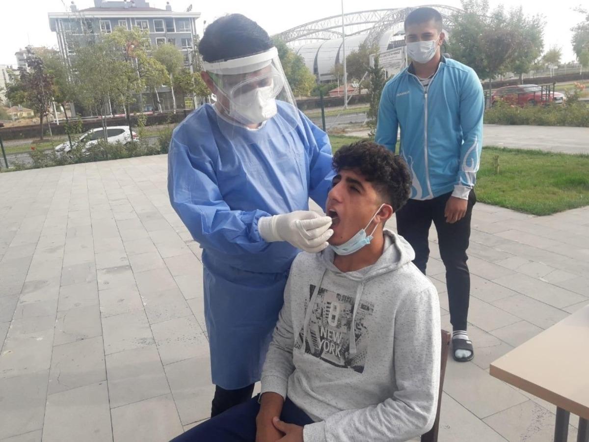 G&uuml;reş&ccedil;iler sağlık kontrol&uuml;nden ge&ccedil;ti