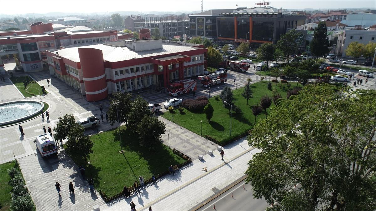 G&Uuml;NCELLEME - D&uuml;zce Valiliğinde g&uuml;venlik noktasındaki biber gazı patladı