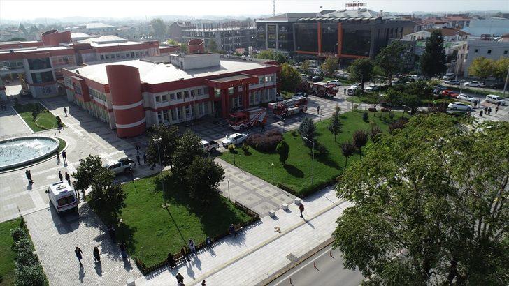 GÜNCELLEME - Düzce Valiliğinde güvenlik noktasındaki biber gazı patladı G1