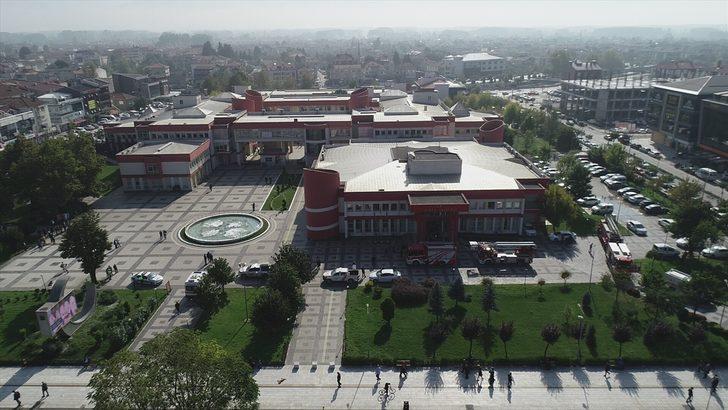 GÜNCELLEME - Düzce Valiliğinde güvenlik noktasındaki biber gazı patladı G2