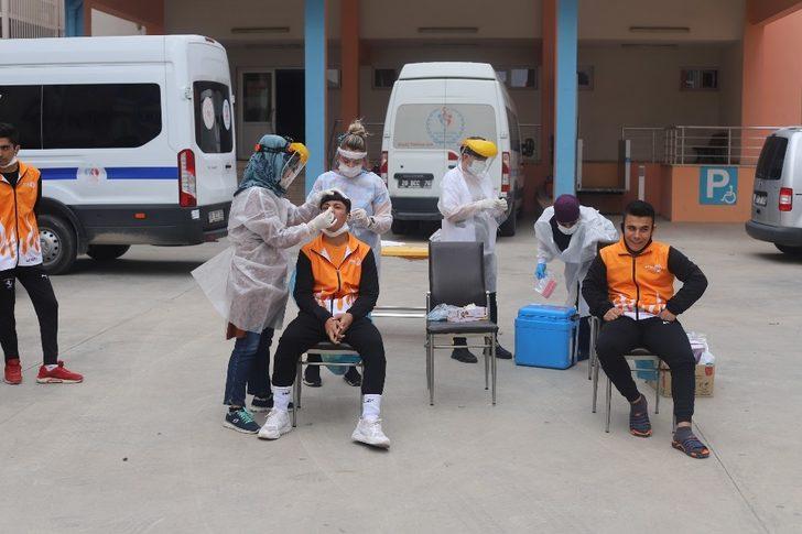 Denizli’de sporcu eğitim merkezinde 17 öğrenci korona virüs testinden geçti G3
