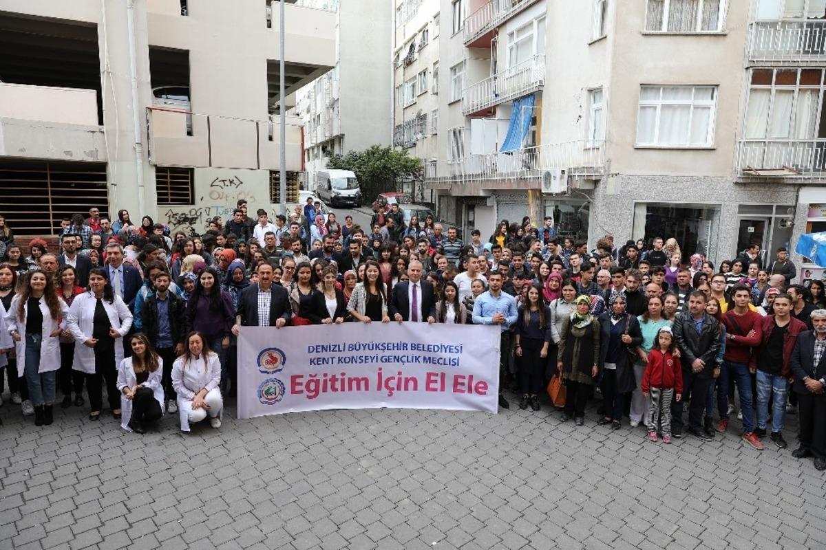 Denizli&rsquo;de &uuml;niversite adaylarına eğitim desteği