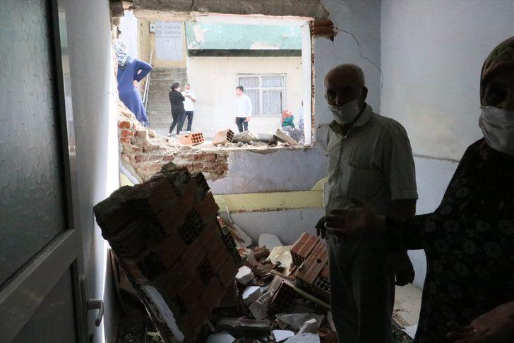 İzmir'de belediye otobüsü evlere çarptı: 6 yaralı G1