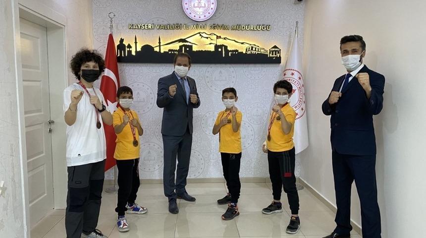 Karatede derece yapan öğrenciler, Ekinci’yi ziyaret etti