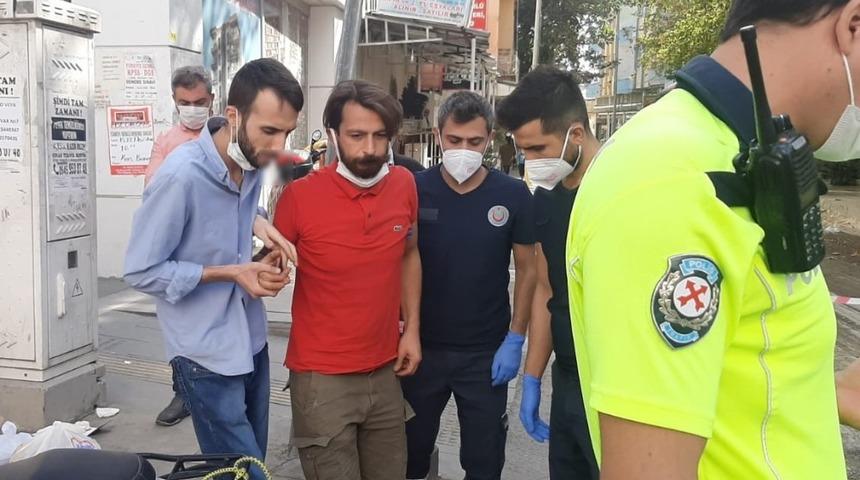 Otomobile &ccedil;arpmamak i&ccedil;in motosikleti devirdi: 1 yaralı