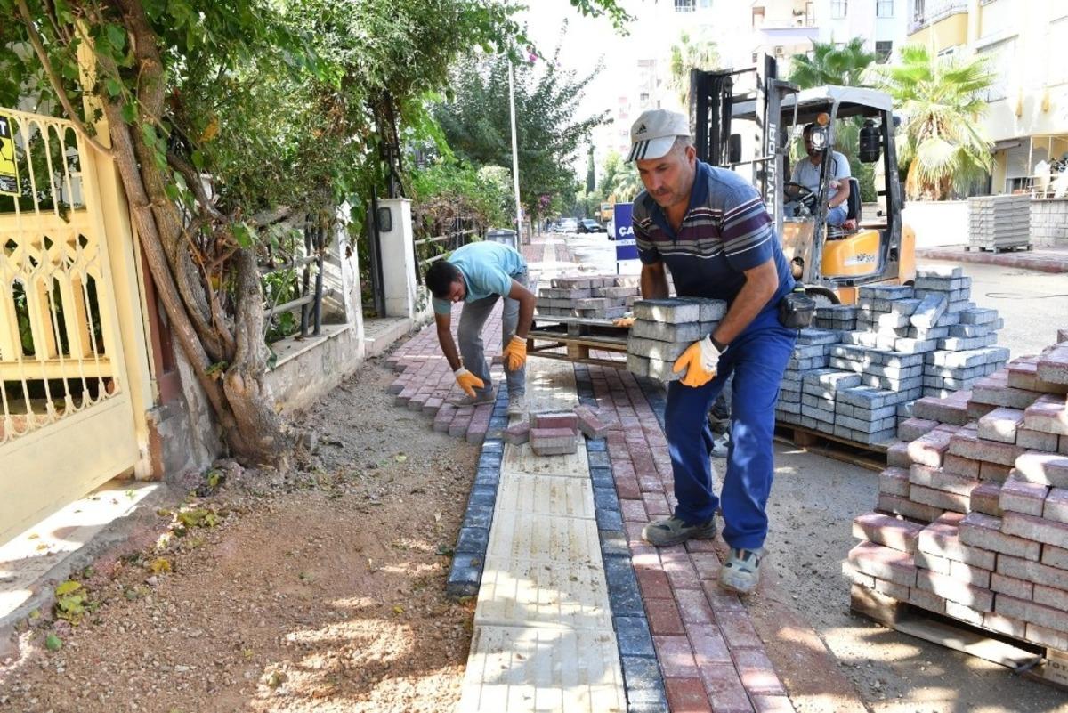 Konyaaltı&rsquo;nda kaldırımlar yenileniyor