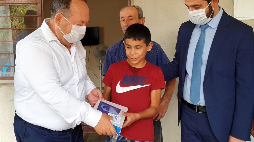 Osmaniye'deki orman yangınında evi zarar g&ouml;ren &ouml;ğrenciye tablet hediye edildi