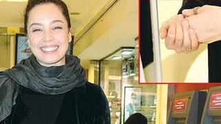 Azra Akın'a yüzük var teklif yok