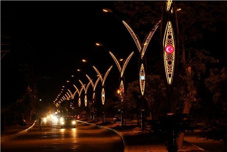 Erciş Belediyesi iki caddenin aydınlatma sistemini yeniledi G1