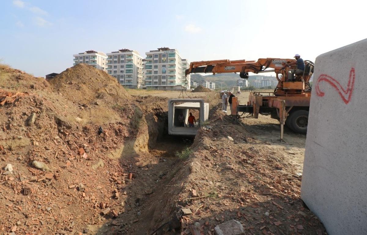 Turgutlu Belediyesi ekiplerinden &uuml;&ccedil; ayrı noktada &ccedil;alışma