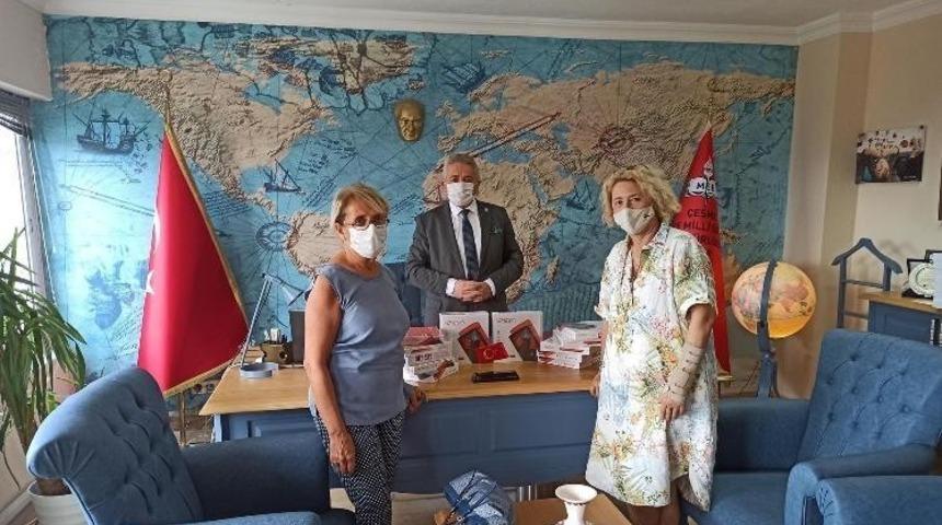 &Ccedil;eşme&rsquo;de iki ayrı g&ouml;n&uuml;ll&uuml; grubundan milli eğitime tablet bağışı