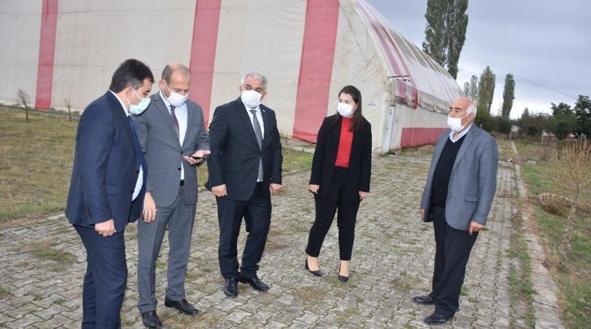 Sinanpaşa’ya yapılan spor tesisi incelendi