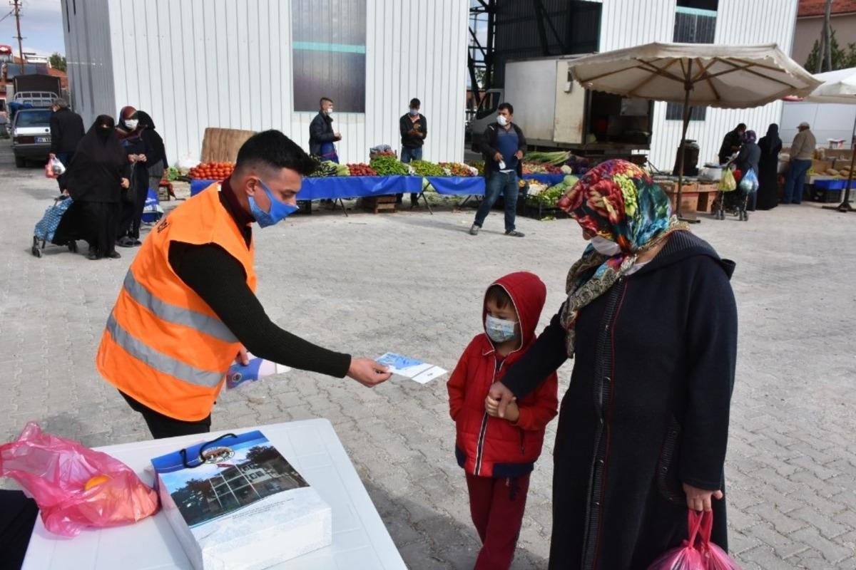 İn&ouml;n&uuml; Belediye Başkanlığından esnaf ve vatandaşlara &uuml;cretsiz &ccedil;ok kullanımlık maske