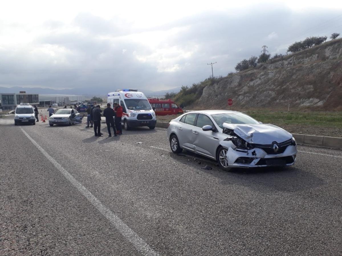 Kazada sıkışan yaralıyı itfaiye kurtardı