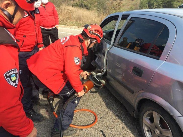 Kazada sıkışan yaralıyı itfaiye kurtardı G2