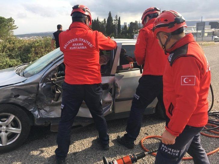 Kazada sıkışan yaralıyı itfaiye kurtardı G3