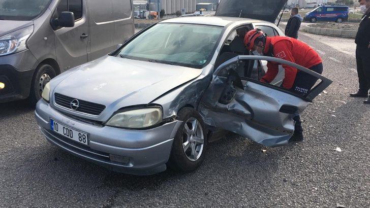 Kazada sıkışan yaralıyı itfaiye kurtardı G4