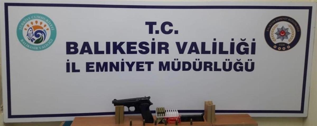 Balıkesir&rsquo;de polis 13 aranan şahsı yakalarken 5 silah ele ge&ccedil;irdi