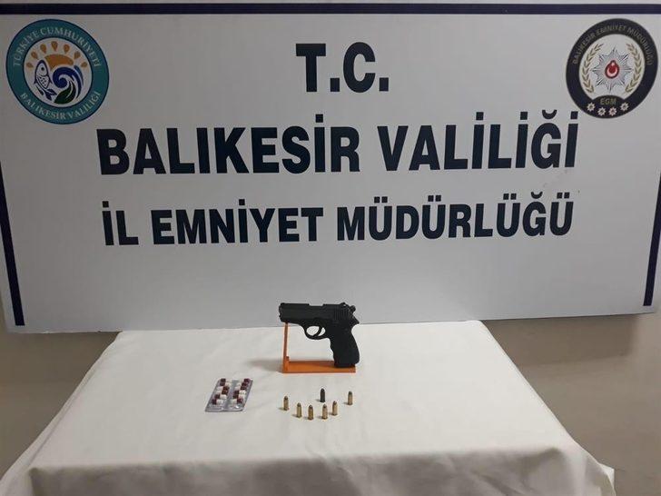 Balıkesir’de polis 13 aranan şahsı yakalarken 5 silah ele geçirdi G2