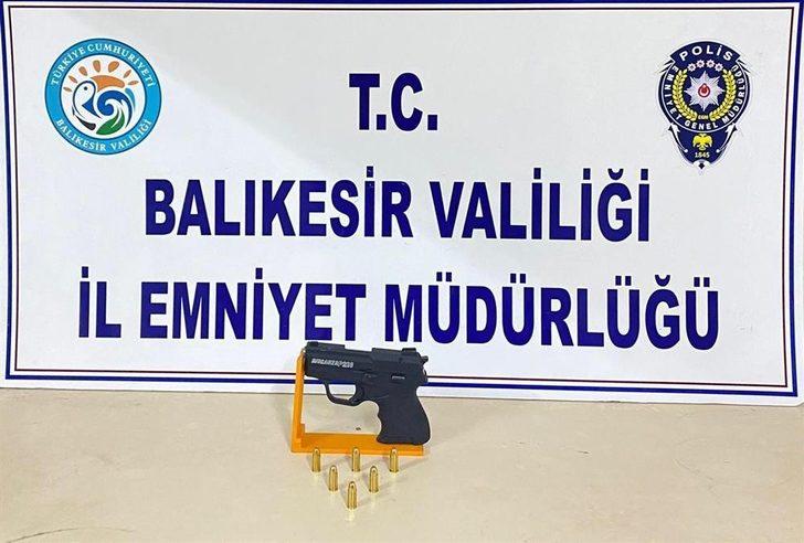 Balıkesir’de polis 13 aranan şahsı yakalarken 5 silah ele geçirdi G3