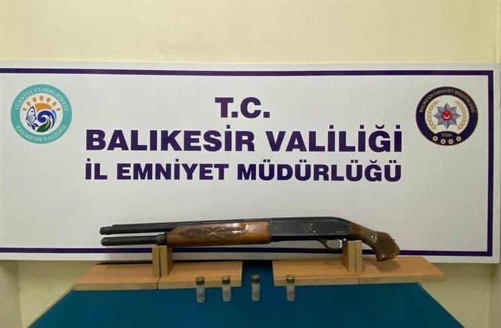 Balıkesir’de polis 13 aranan şahsı yakalarken 5 silah ele geçirdi G4