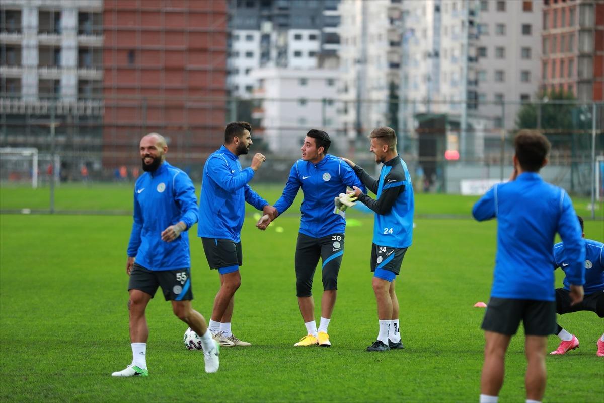 &Ccedil;aykur Rizesporlu Loic Remy kariyerindeki ilk "hat trick" mutluluğunu yaşıyor