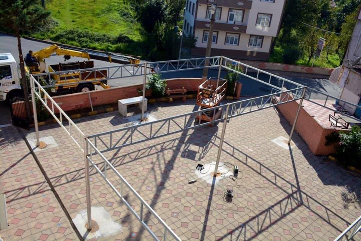 G&uuml;l&uuml;&ccedil; Belediyesi cami cemaati i&ccedil;in sundurma yapıyor