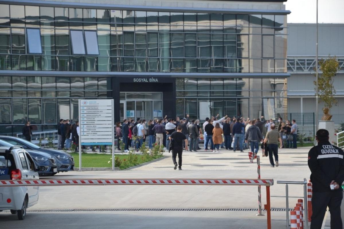Şişe Cam Fabrikası iş&ccedil;ilerinden &rsquo;mobbing&rsquo; protestosu
