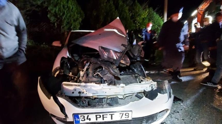 Tırla &ccedil;arpan otomobilin s&uuml;r&uuml;c&uuml;s&uuml; yaralandı