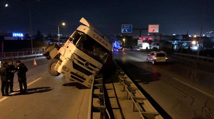 TIR bariyerlere devrildi, D-130'da trafik kilitlendi
