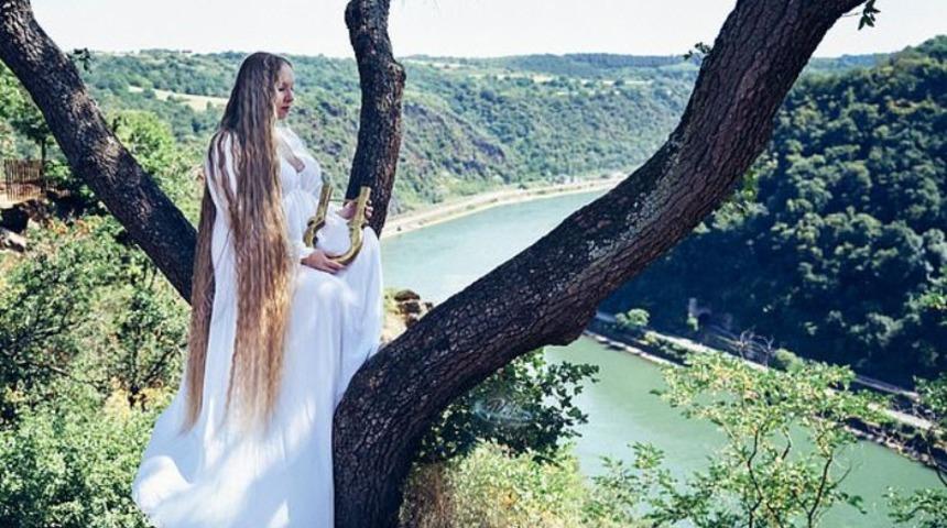 Ger&ccedil;ek 'Rapunzel' Almanya&rsquo;da bulundu! 16 yaşından beri sa&ccedil;ını uzatıyor
