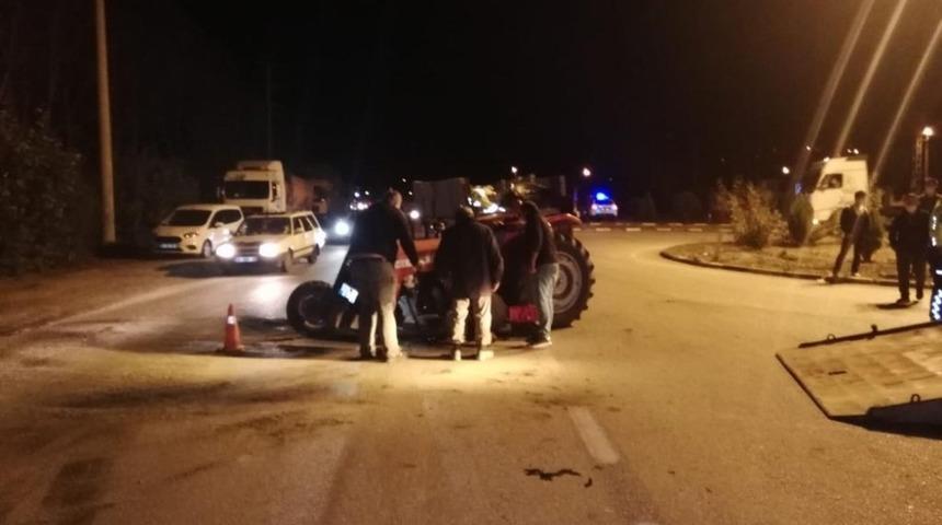 Karab&uuml;k&rsquo;te trakt&ouml;r ve otomobil &ccedil;arpıştı