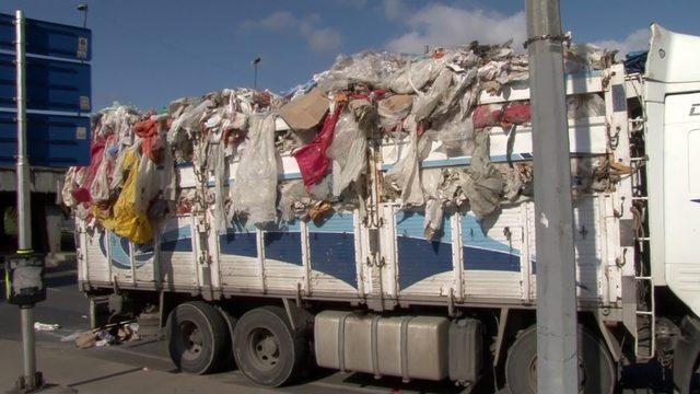 (Özel) Kamyon üst geçide takıldı, geri dönüşüm malzemeleri yola saçıldı