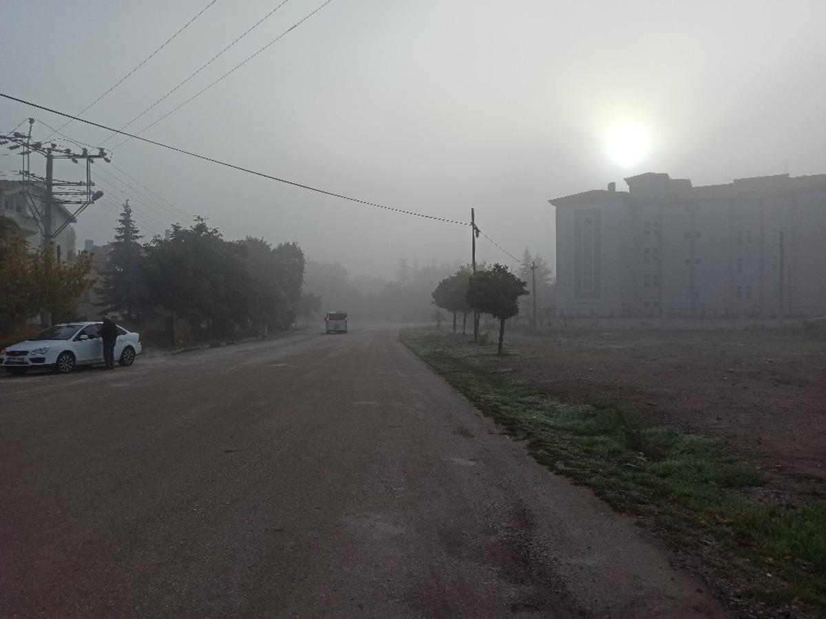 Şuhut&rsquo;ta sis etkili oldu