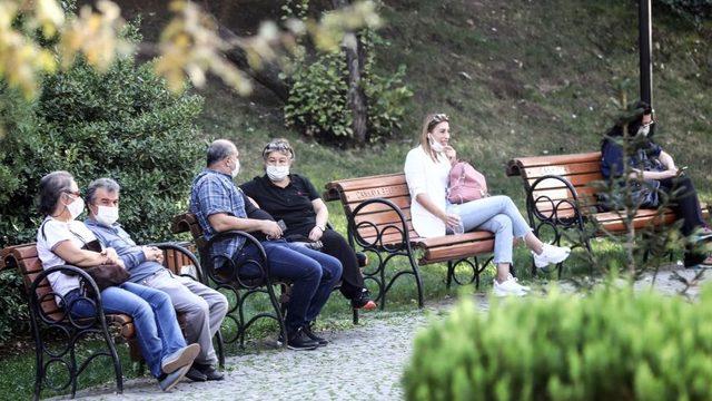 Ankara'da bir parkta oturanlar