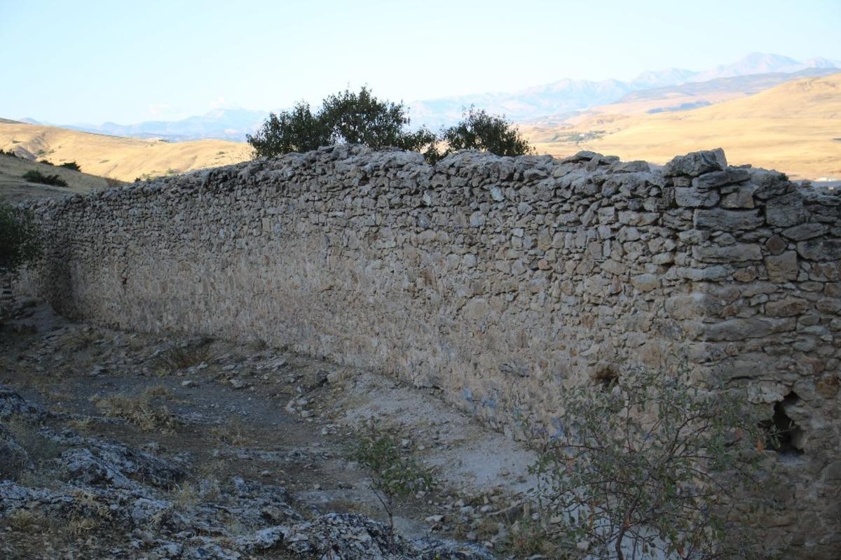 Elazığ&rsquo;da zamana direnen 800 yıllık manastır restore edilmeyi bekliyor