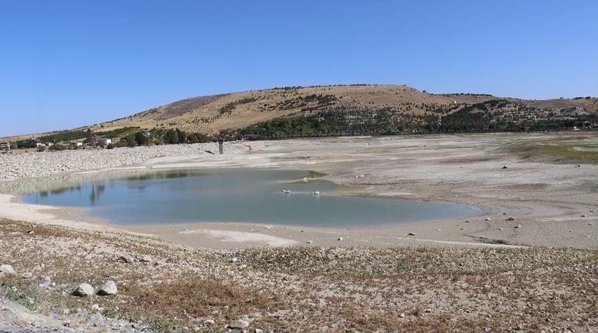 Pınarbaşı göletinde sular çekildi